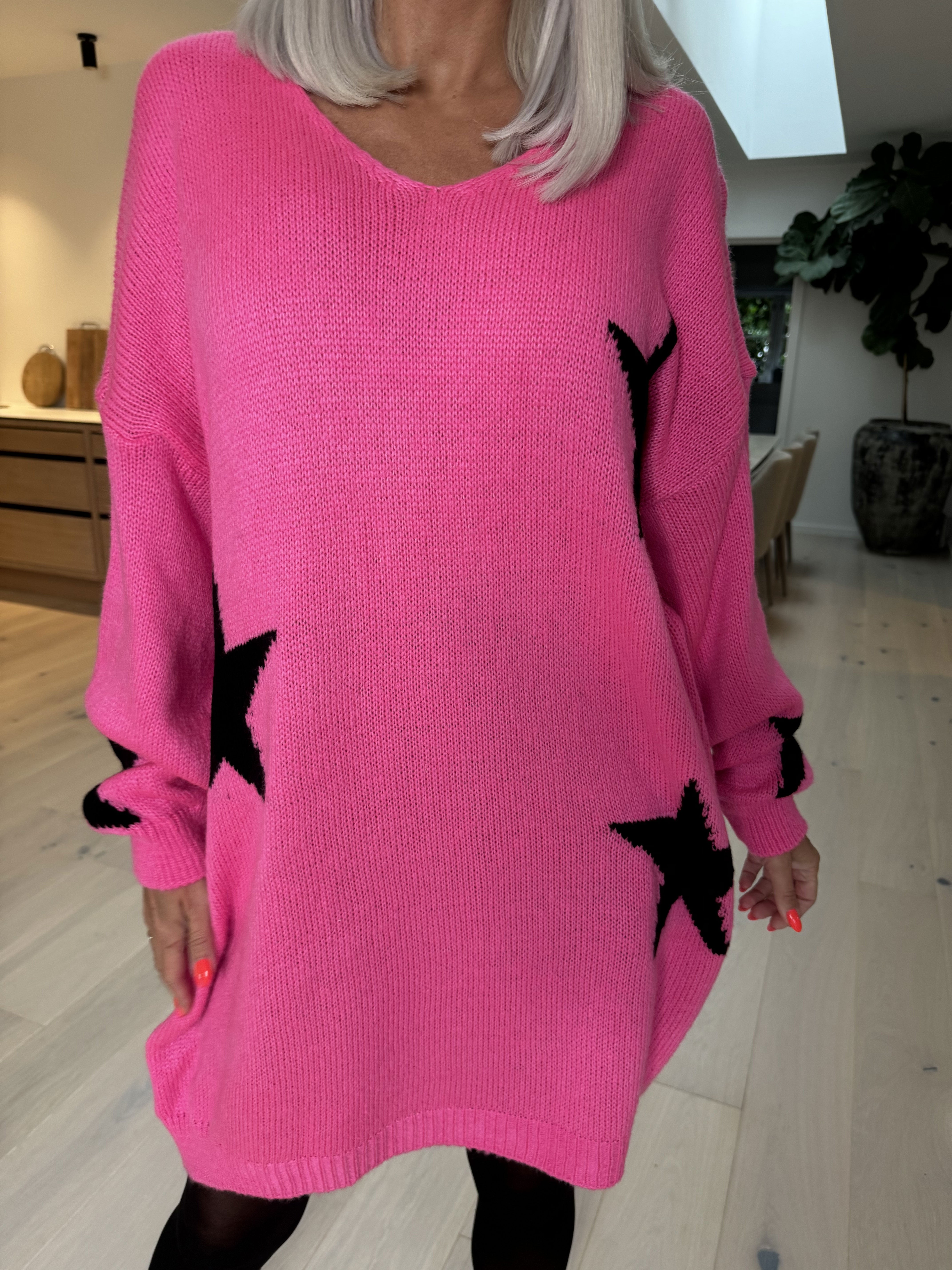 Zaria - Strikkjole med stjerner og v-udskæring